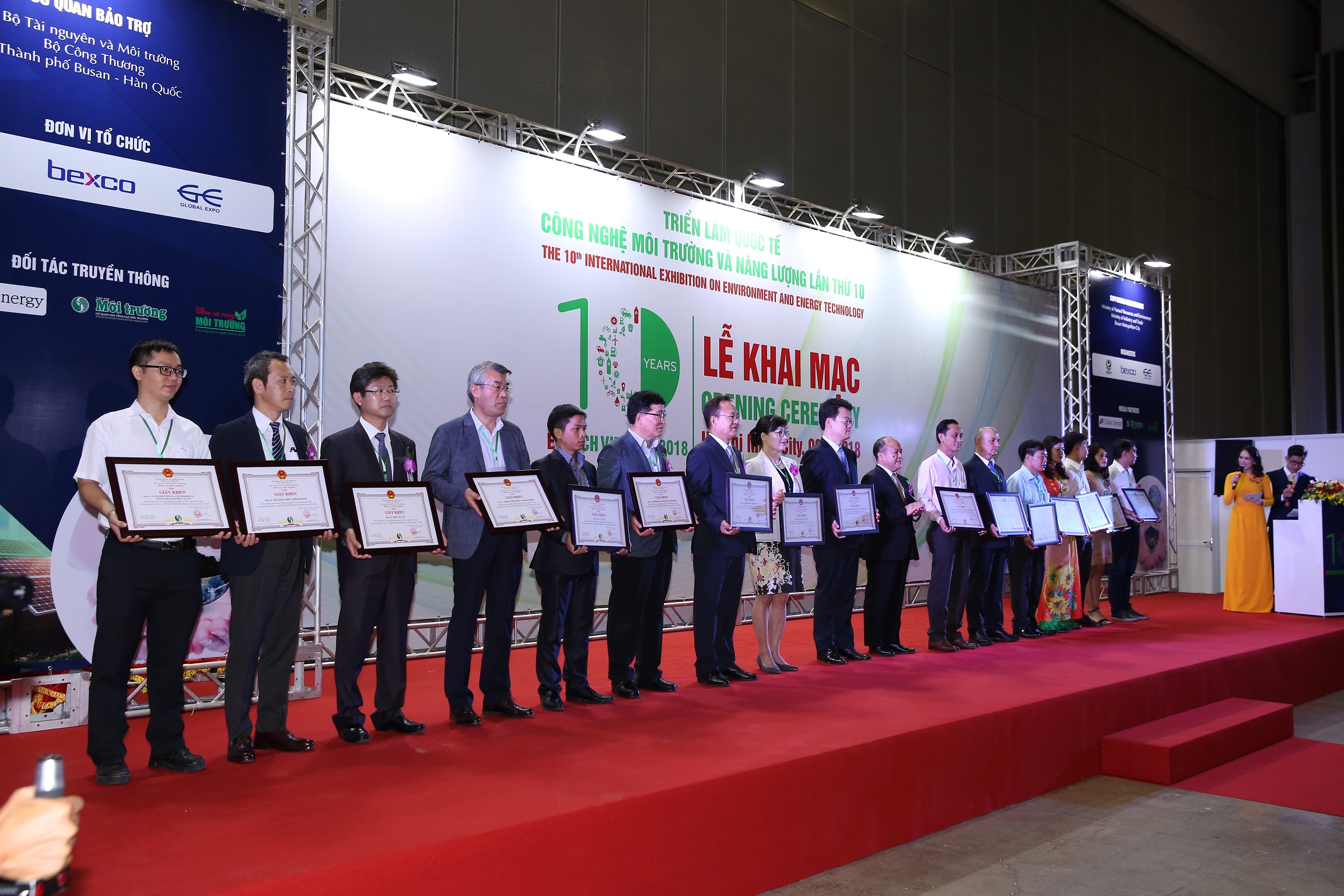 モーダルウィンドウで表示します。